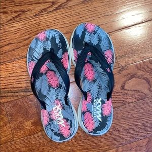 Sketchers flip flops